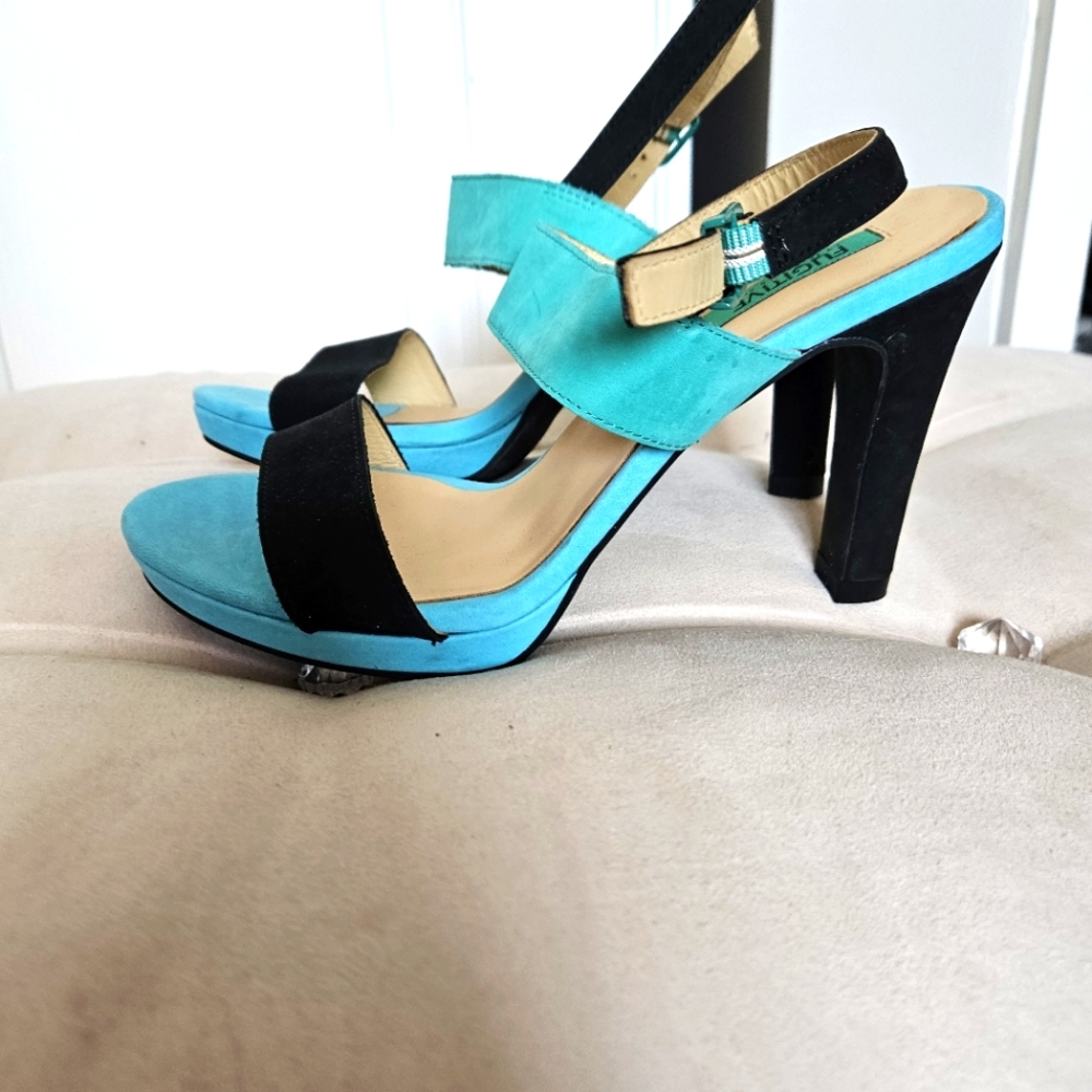 Vintage like new color block sandal heels